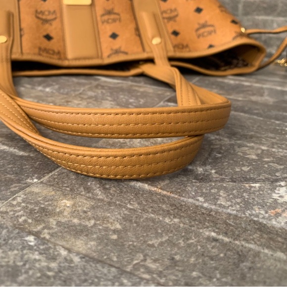 💕😍❤️MAKE AN OFFER! MCM MEDIUM LIZ😍❤️💕 - Picture 6 of 8